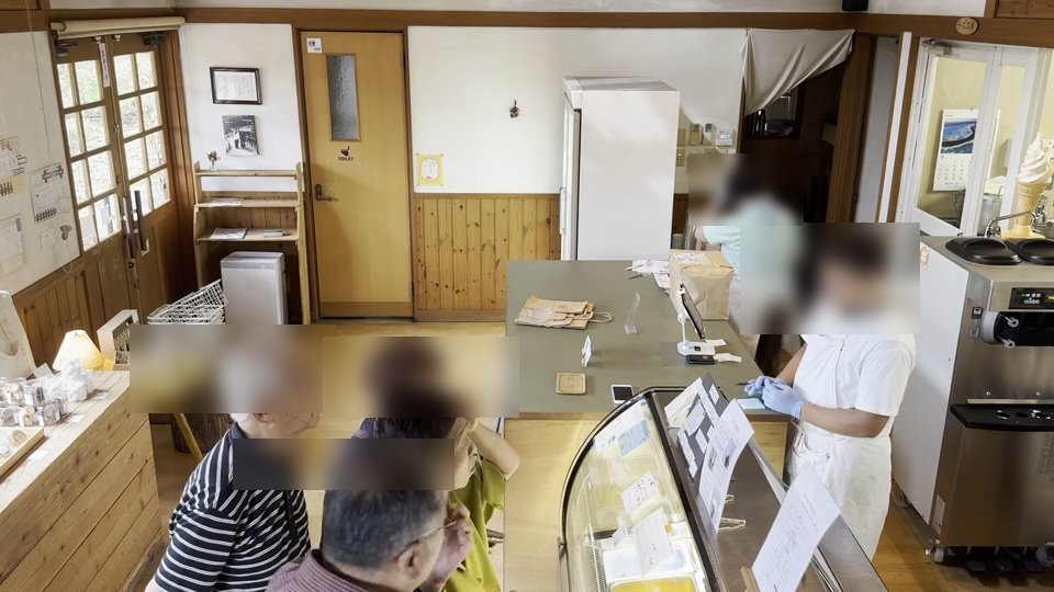 4人組がレジ前で待つ様子